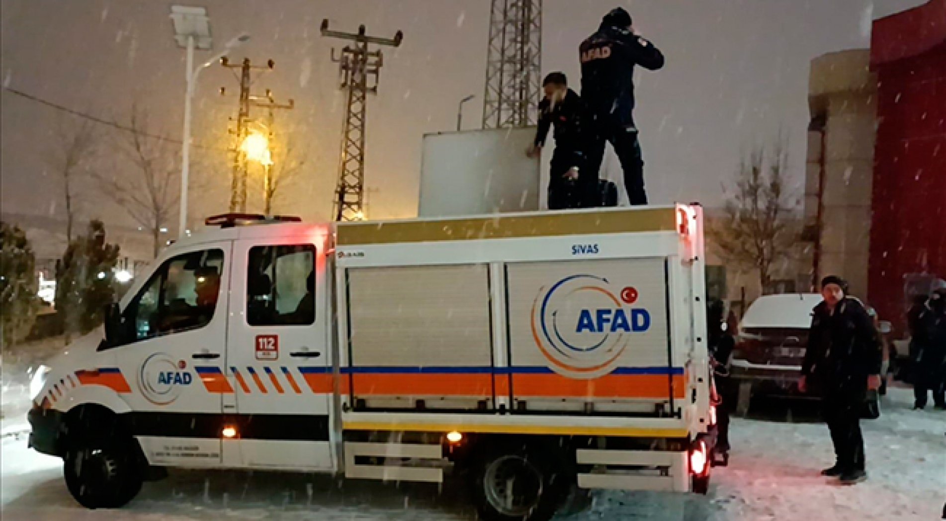 Deprem bölgelerine, çevre illerden kurtarma ekipleri sevk edildi