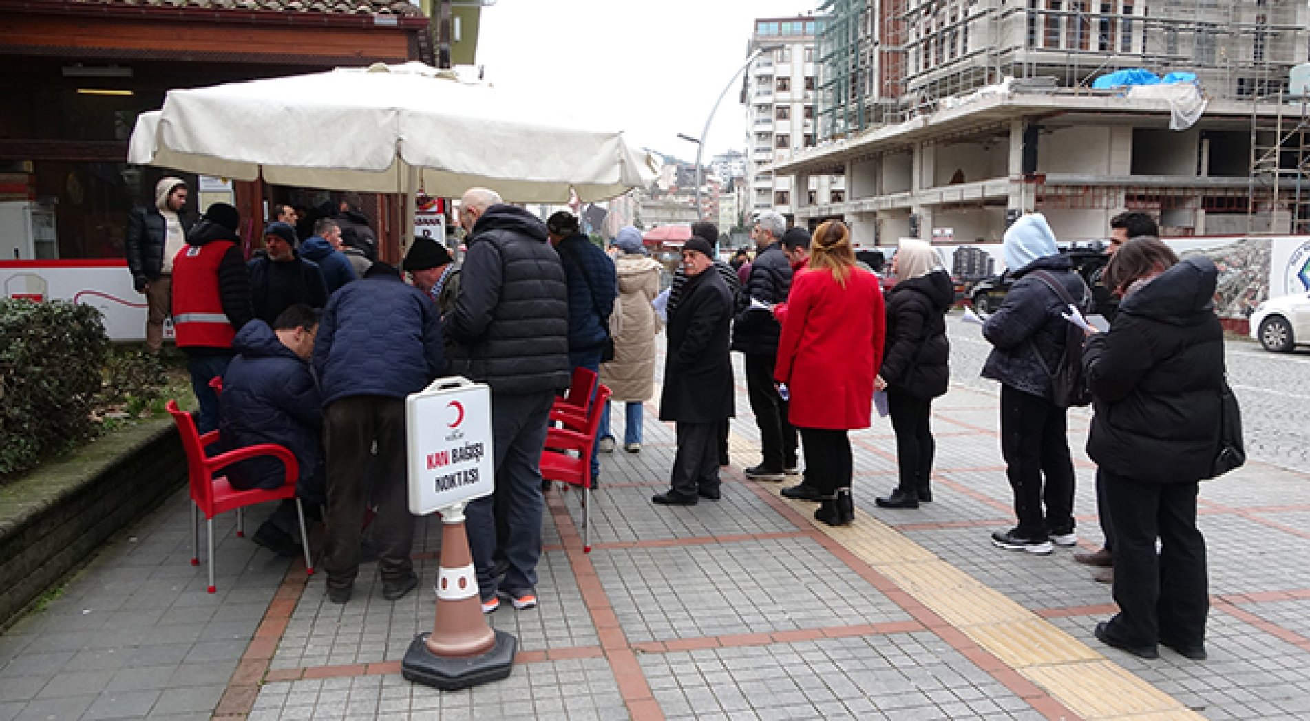 Rize'de Kızılay Merkezinde Uzun Kuyruklar Oluştu