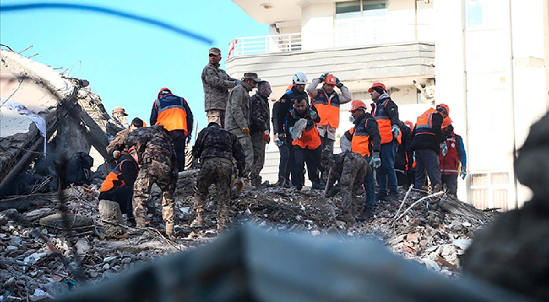 Deprem bölgesinde yaklaşık 38 bin personel görevlendirdi