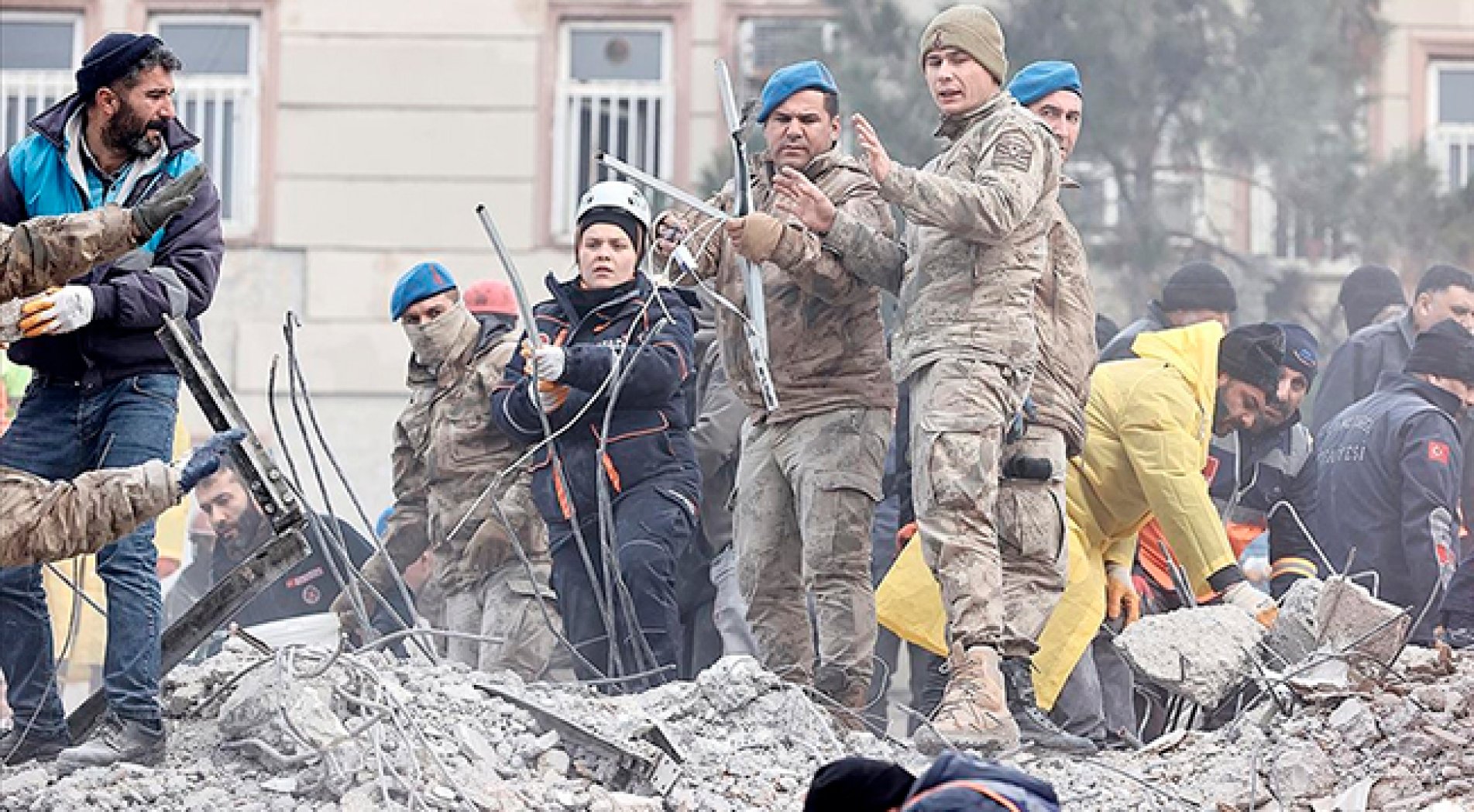 Mehmetçikten deprem bölgesindeki vatandaşlara destek