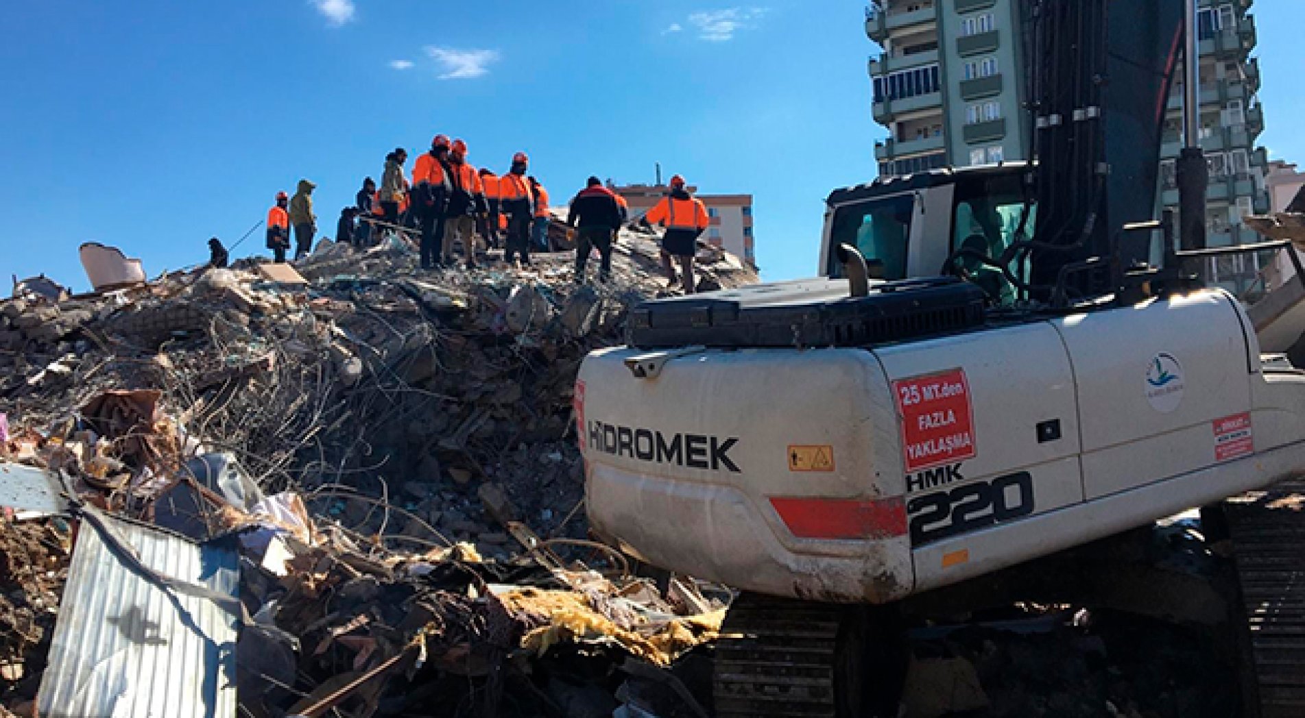 Rize İl Özel İdaresi Deprem Bölgelerinde Çalışmalarına Devam Ediyor