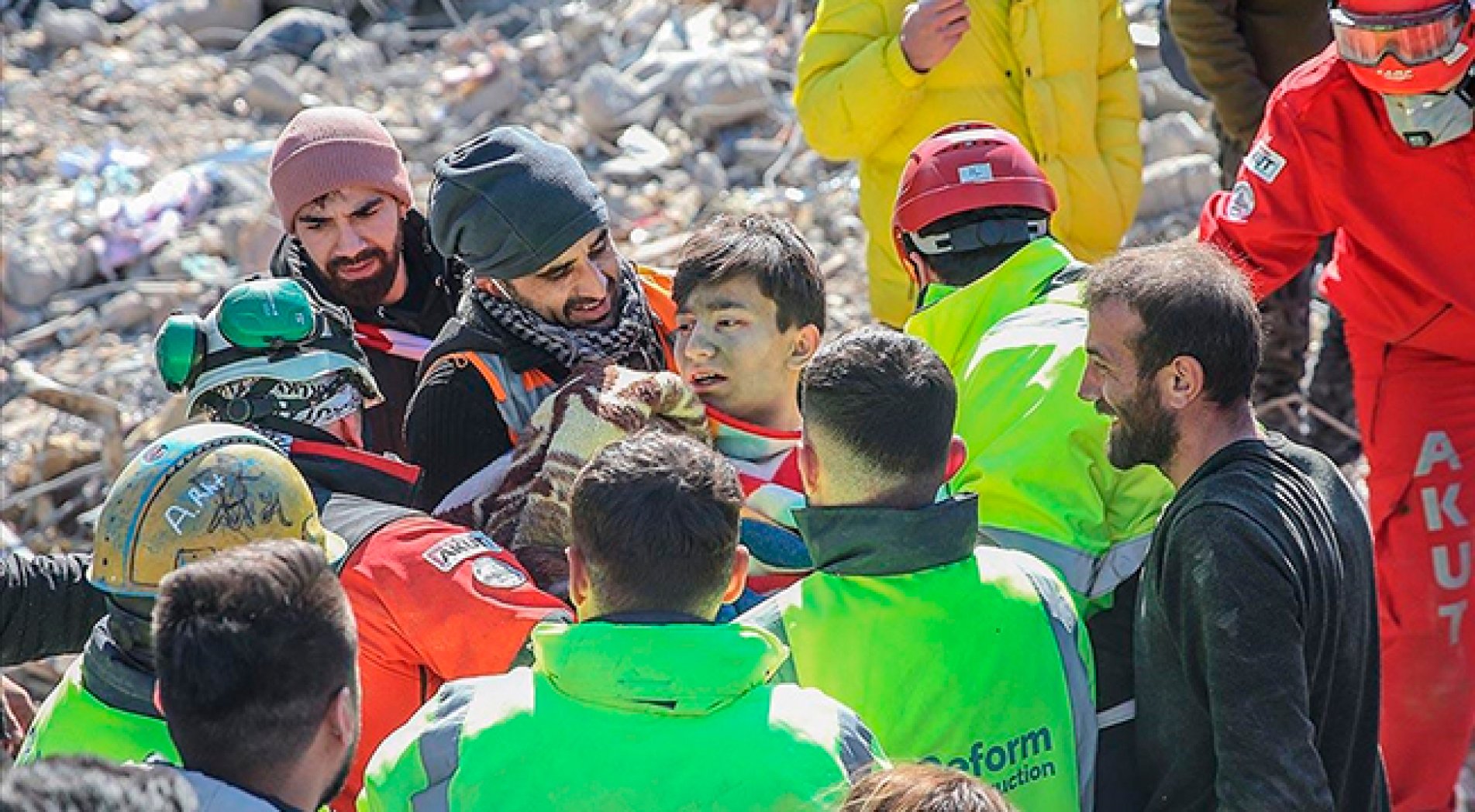 AKUT ekipleri şu ana kadar enkaz altından 78 kişiyi kurtardı