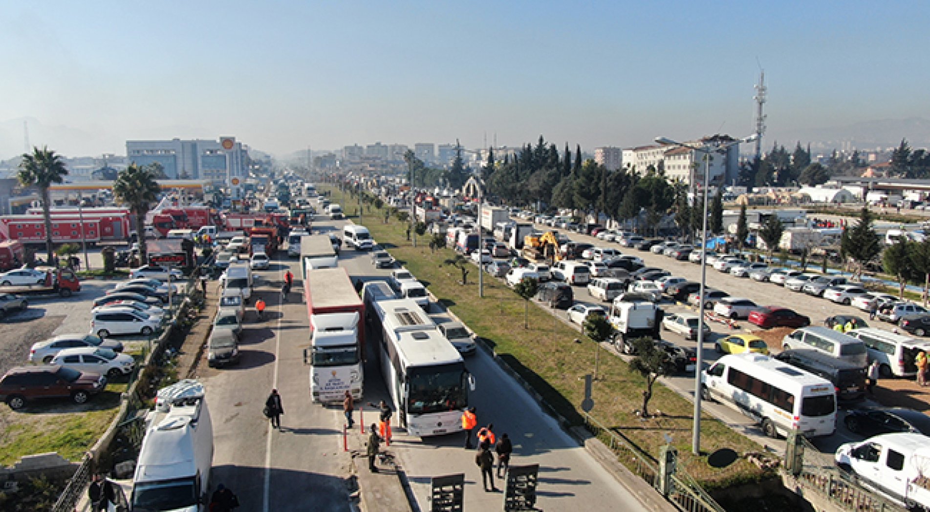 Hatay'a tırlar ile adeta yardım yağıyor