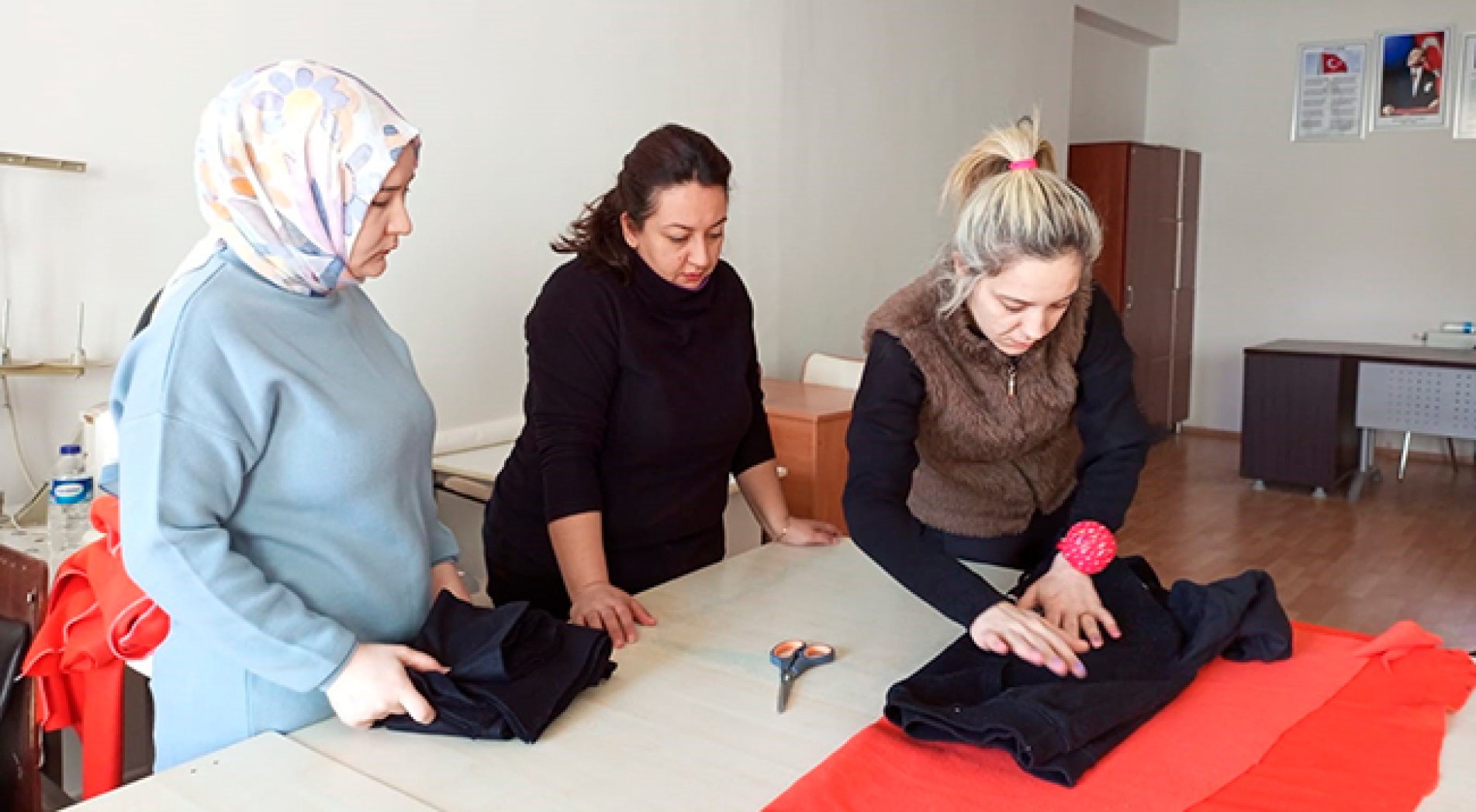 Bilecikli kadınlar depremzede çocuklar için polar dikmeye başladı