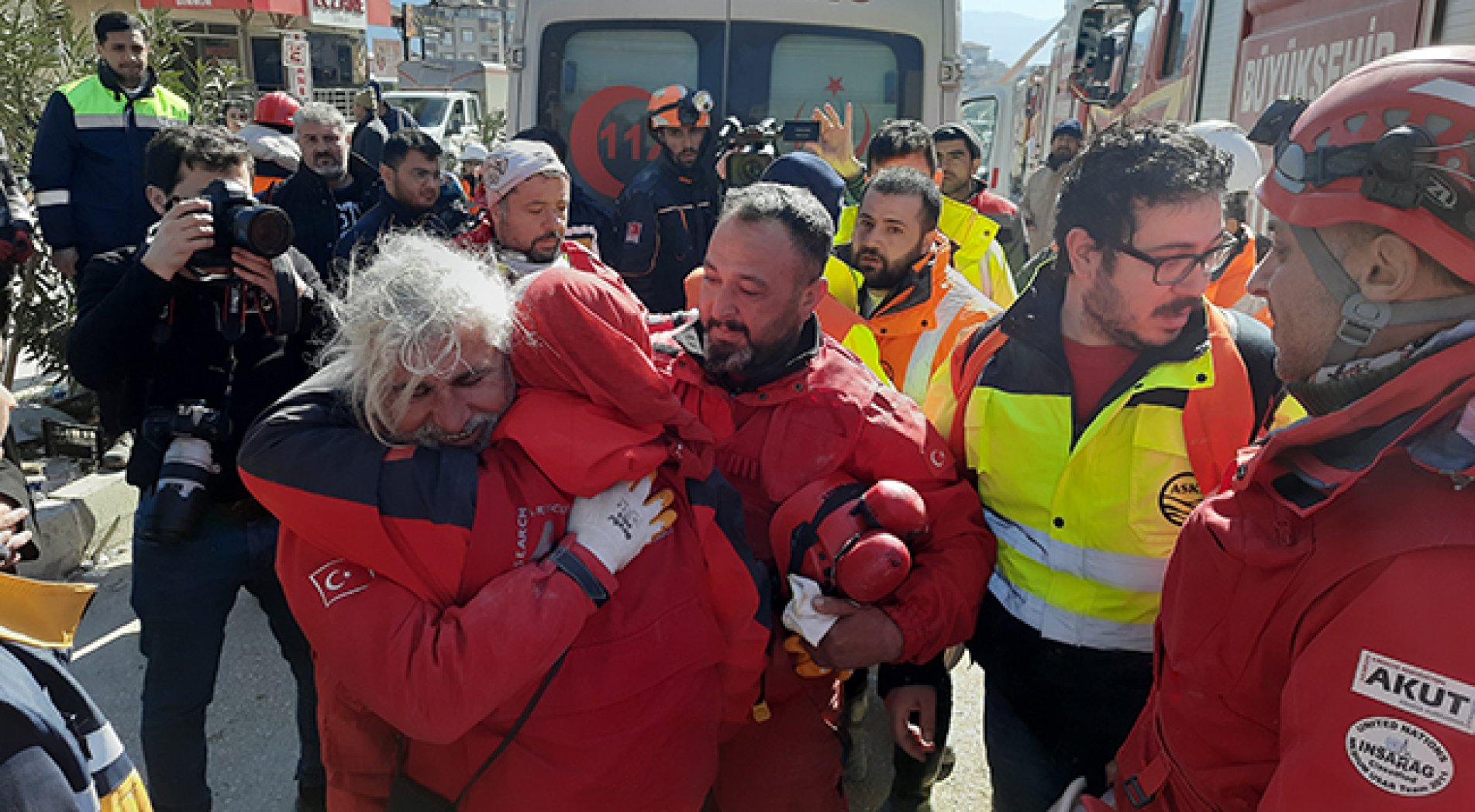 250 daireli rezidansın enkazından 81 saat sonra sağ çıkarıldı