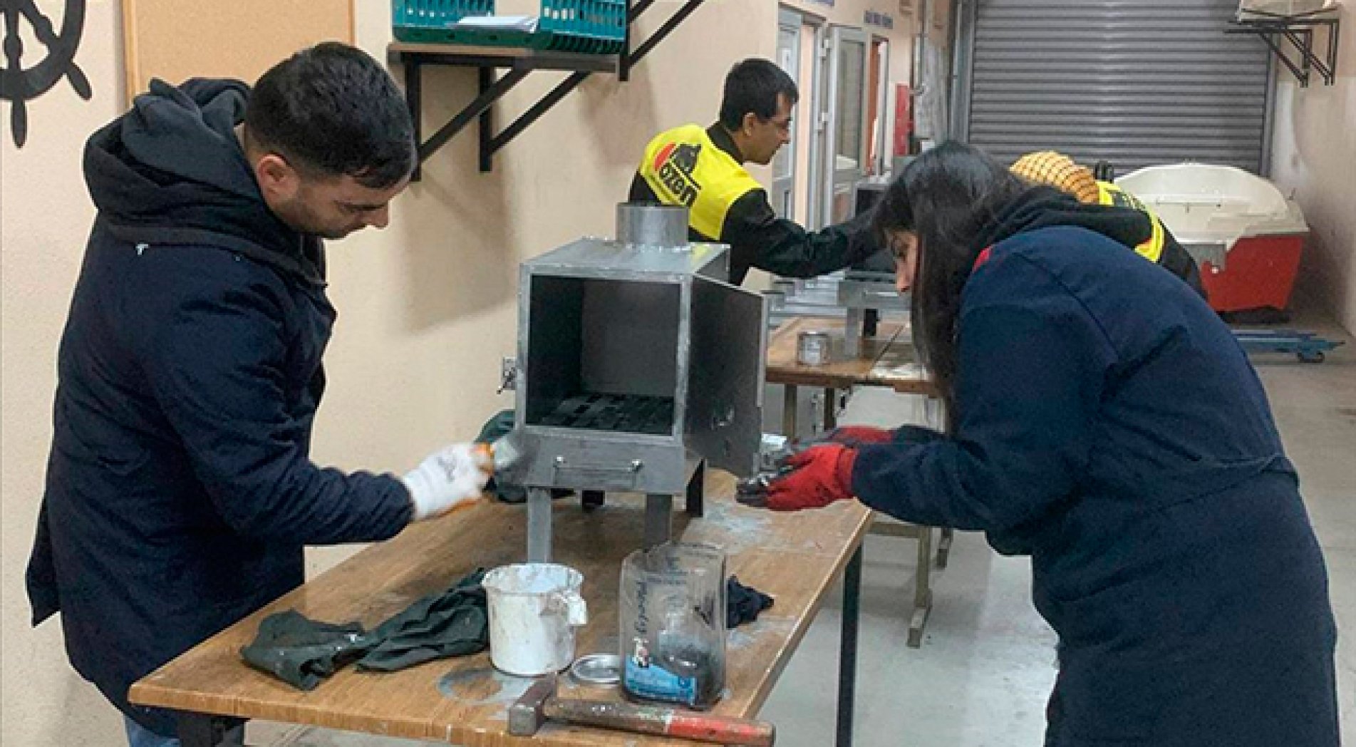 Balıkesir'deki meslek lisesinde depremzedeler için çadır sobası üretiliyor