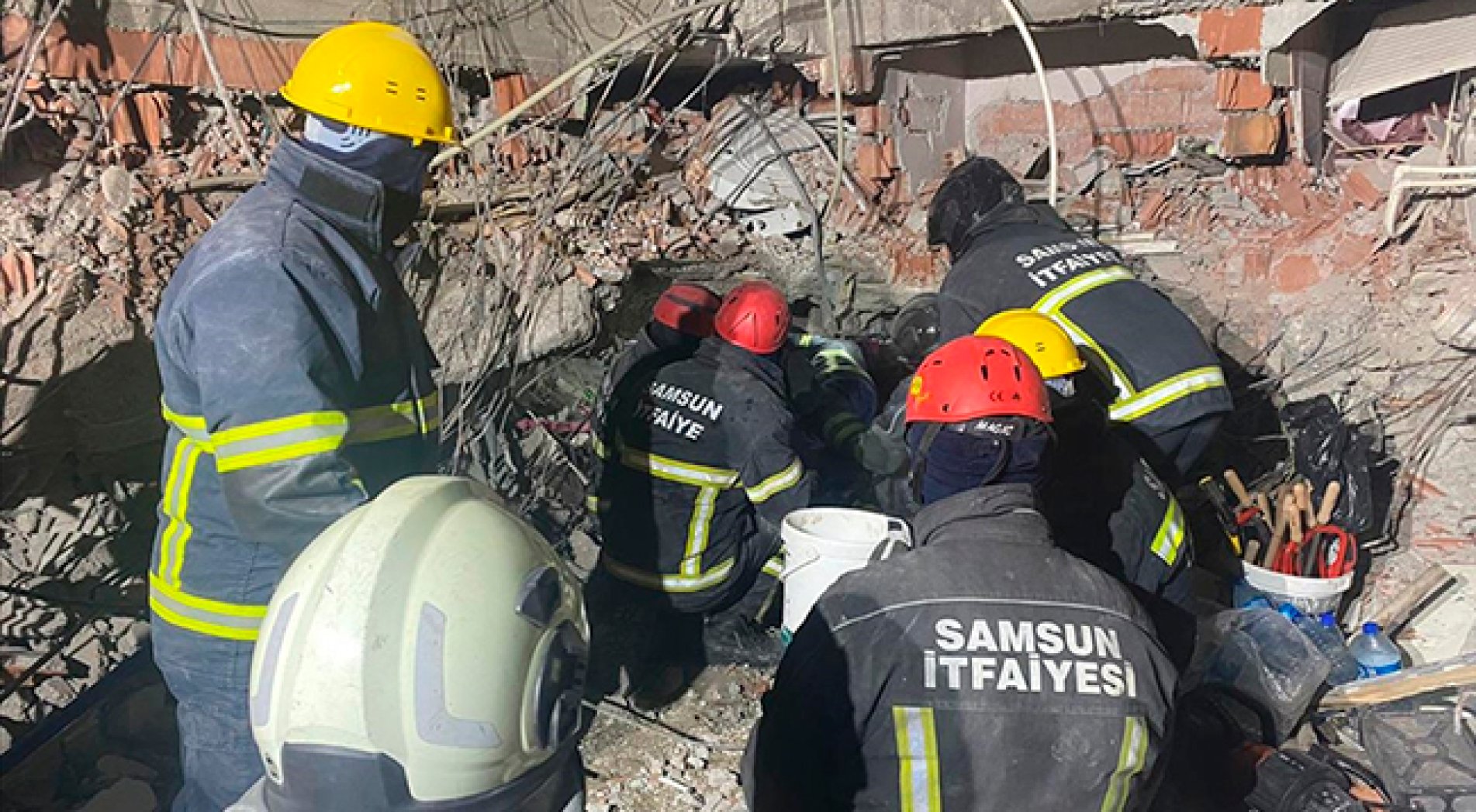 Samsun'dan giden itfaiye ekibi, 70 saat sonra enkazdan baba ve iki oğlu kurtarıldı