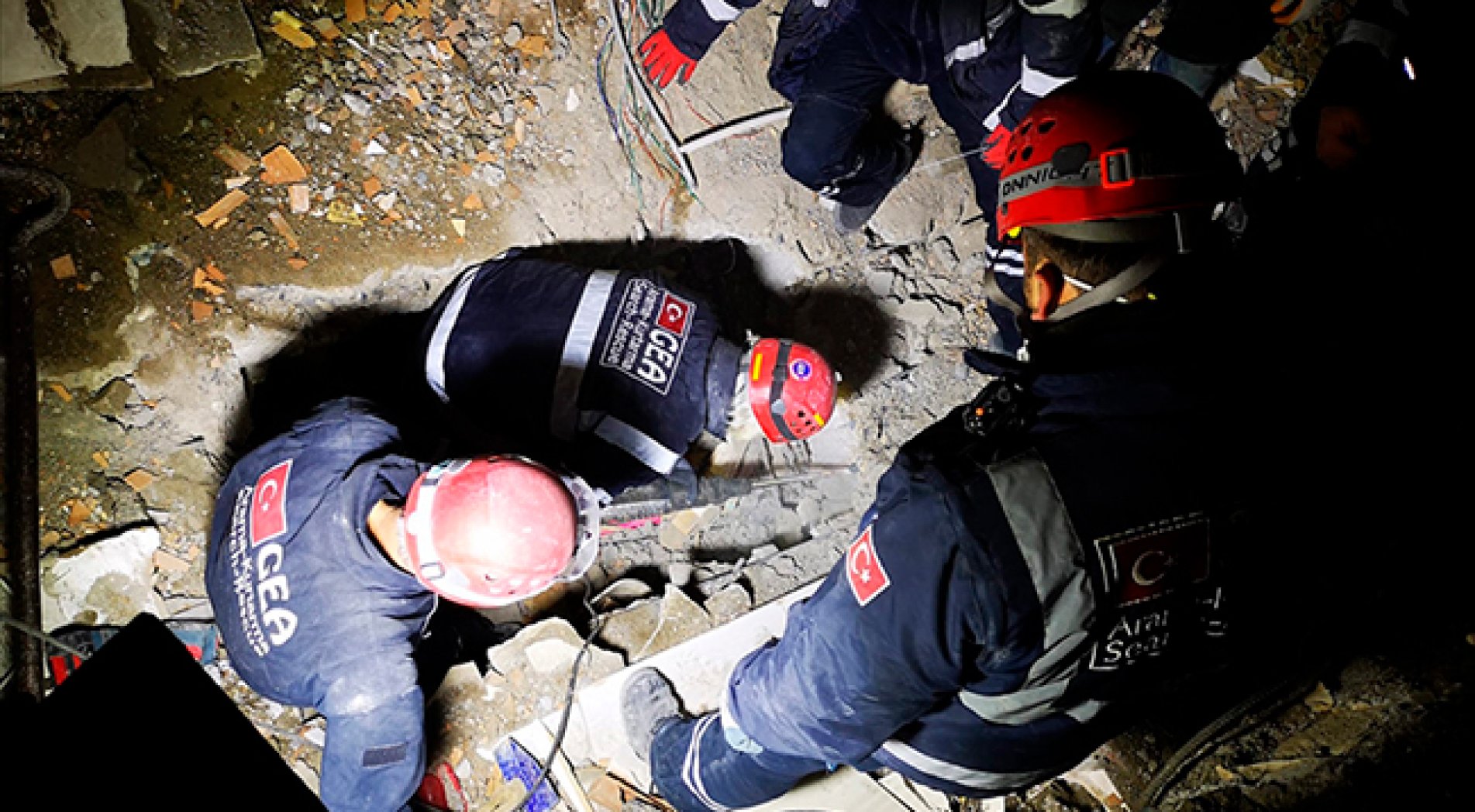 Hatay'da 53 yaşındaki kişi depremin 75. saatinde kurtarıldı