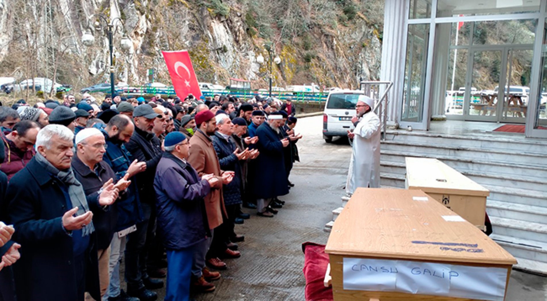 Depremde Göçük Altında Kalan Anne ve Kızı İkizdere'de Toprağa Verildi