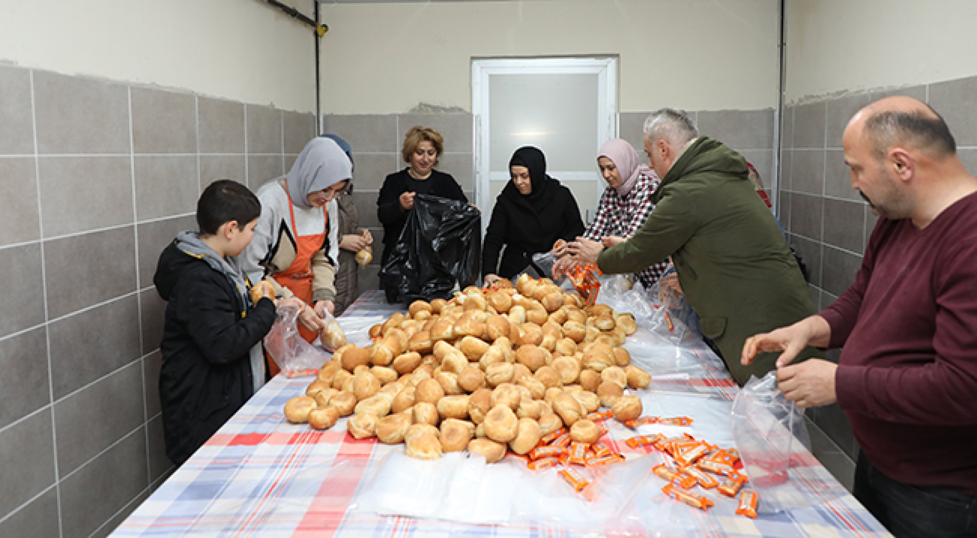 Rize'de Liseliler Depremzedeler İçin Ekmek Üretiyor