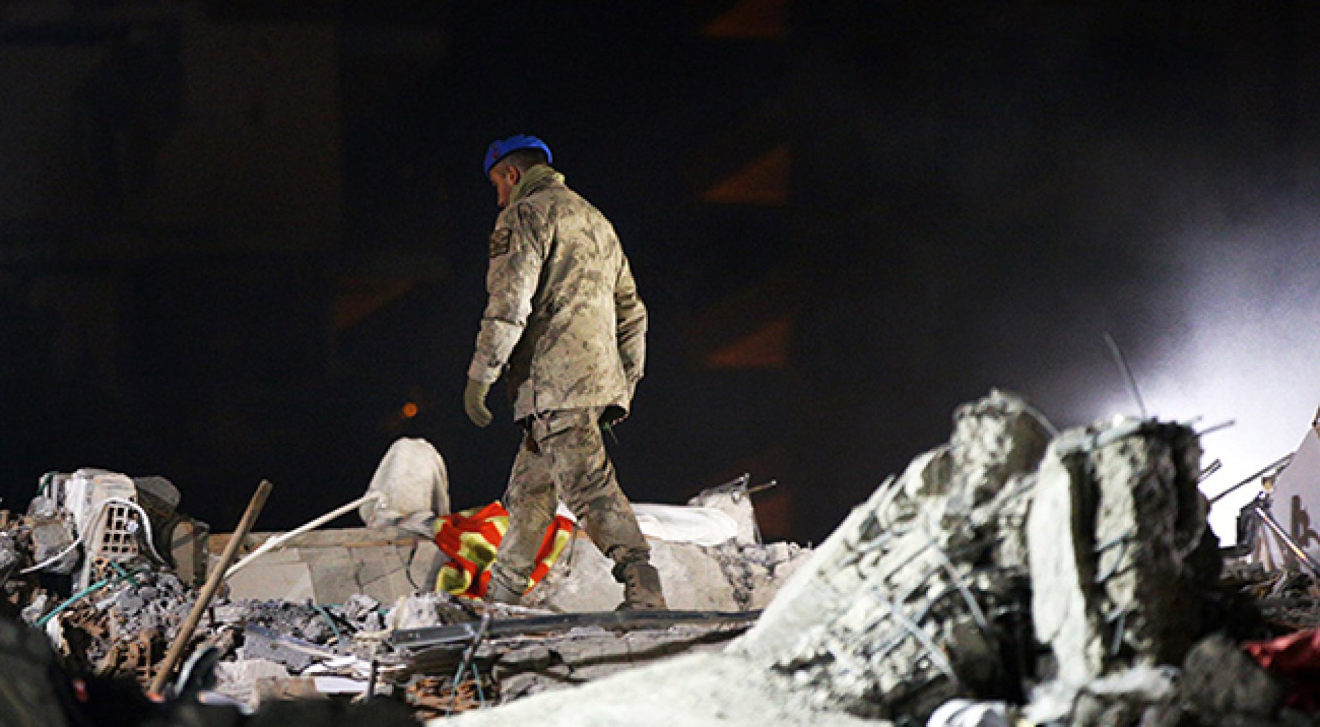 Mehmetçik 24 saat deprem bölgesinde görevde