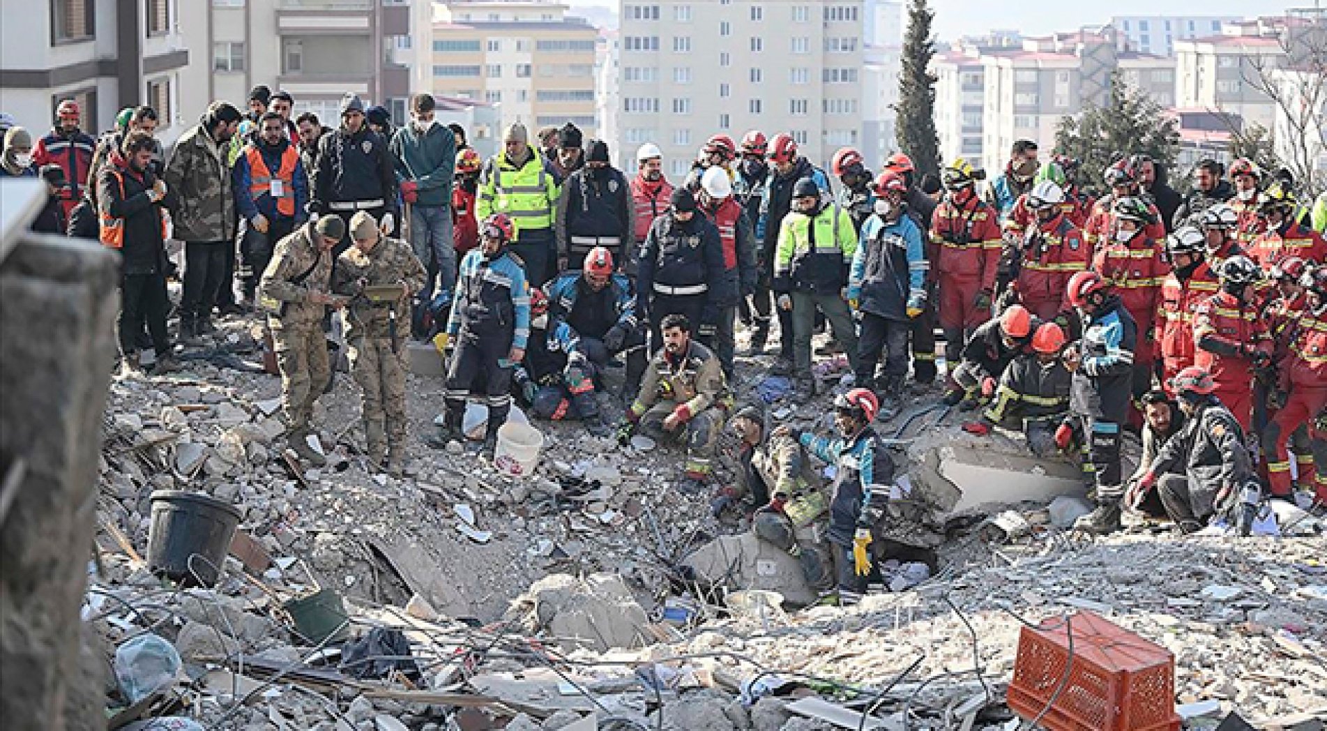 Enkazlardan çıkarılan cenazelerin kimlik tespit işlemleri sürüyor