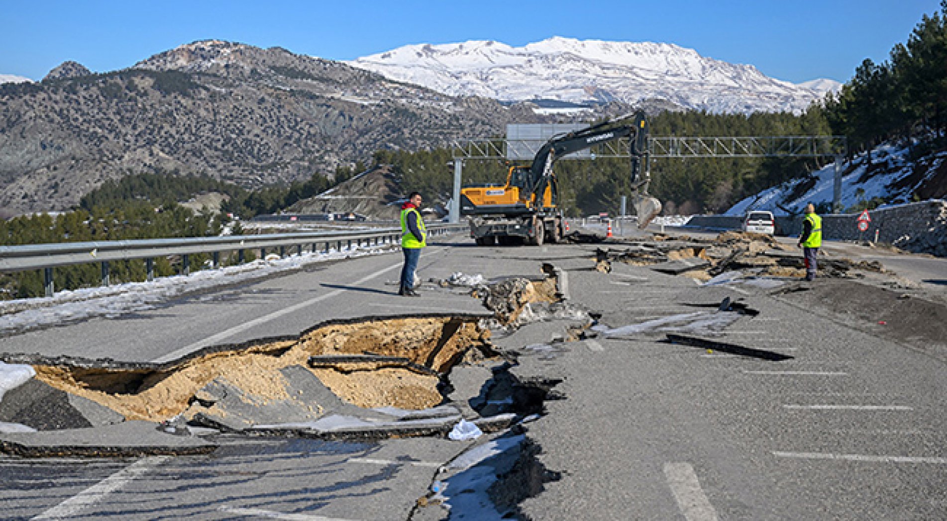 Depremin dolayı çöken yollar onarılıyor