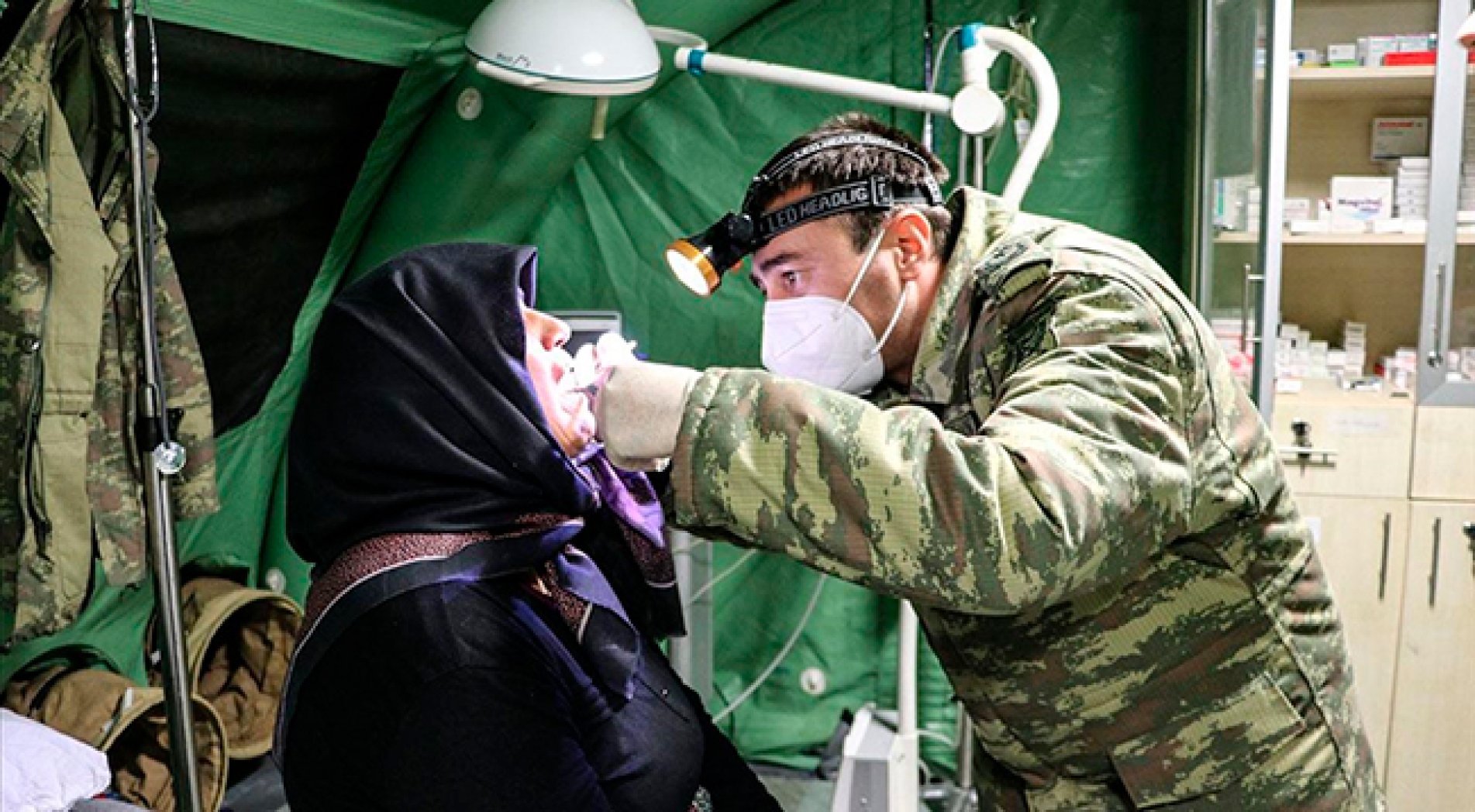 Askeri hekimler deprem bölgesi yaraları sarıyor