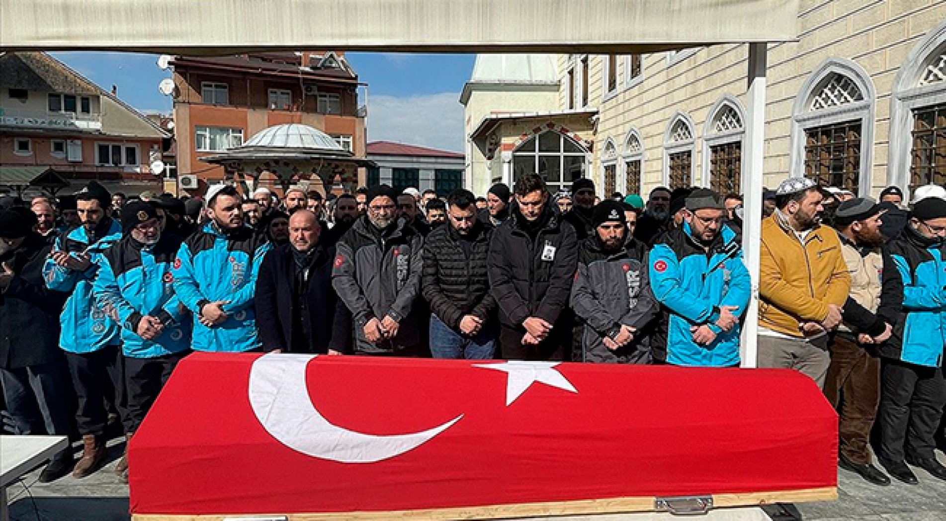 Deprem bölgesinde kalp krizi geçiren adam defnedildi