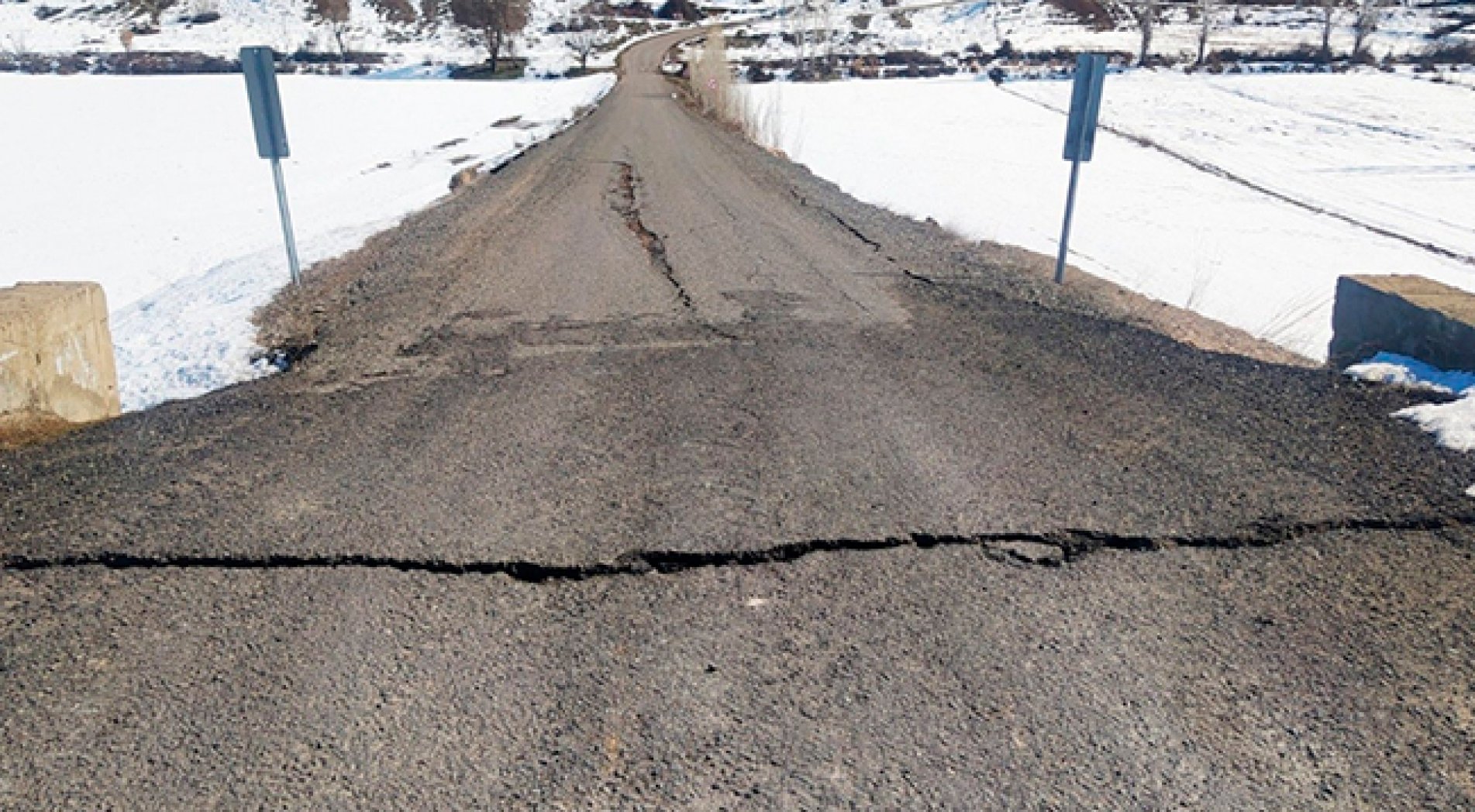 Deprem sonrası oluşan obruk dere yatağını kuruttu