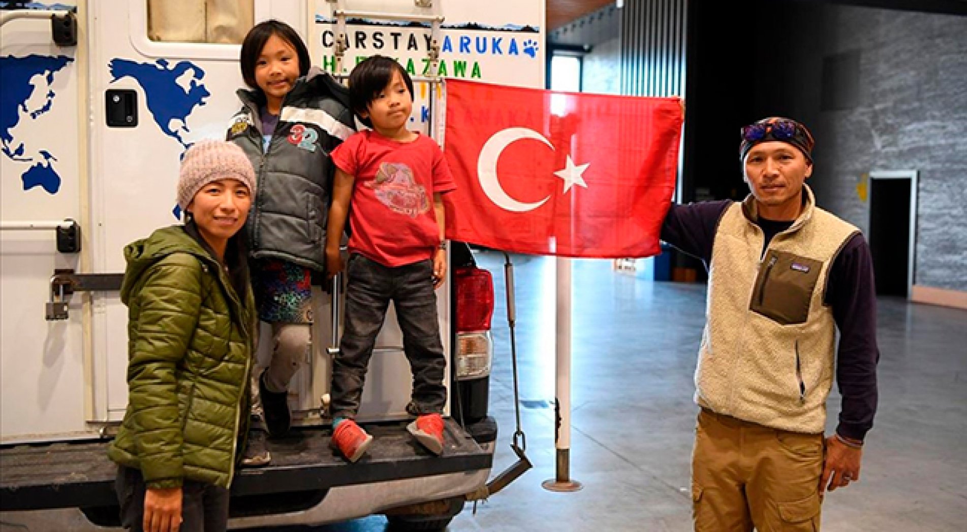 Yabancılar depremzedelere yardım için seferber oldu