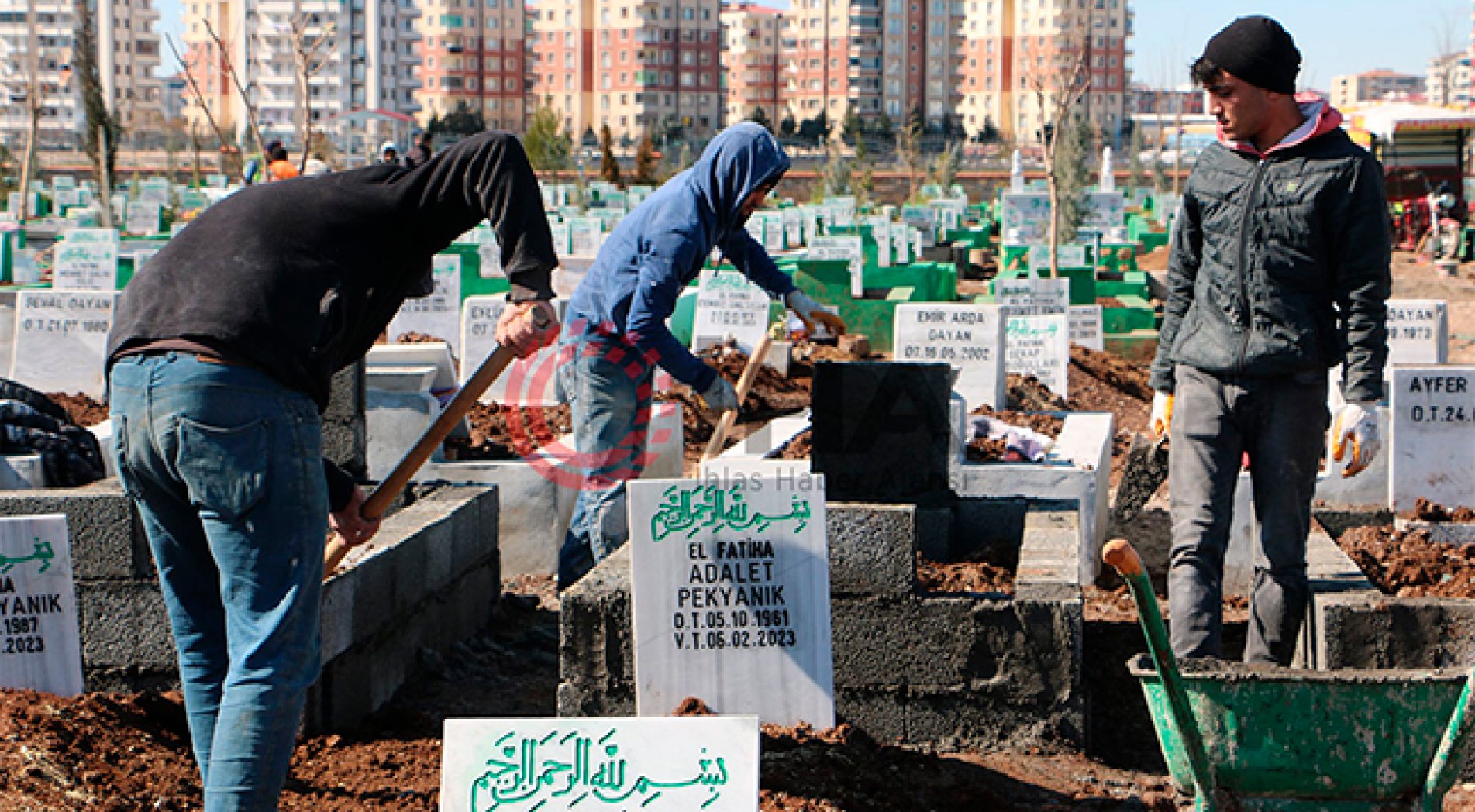 Yürek yakan hatıralar mezarlıklara dizildi