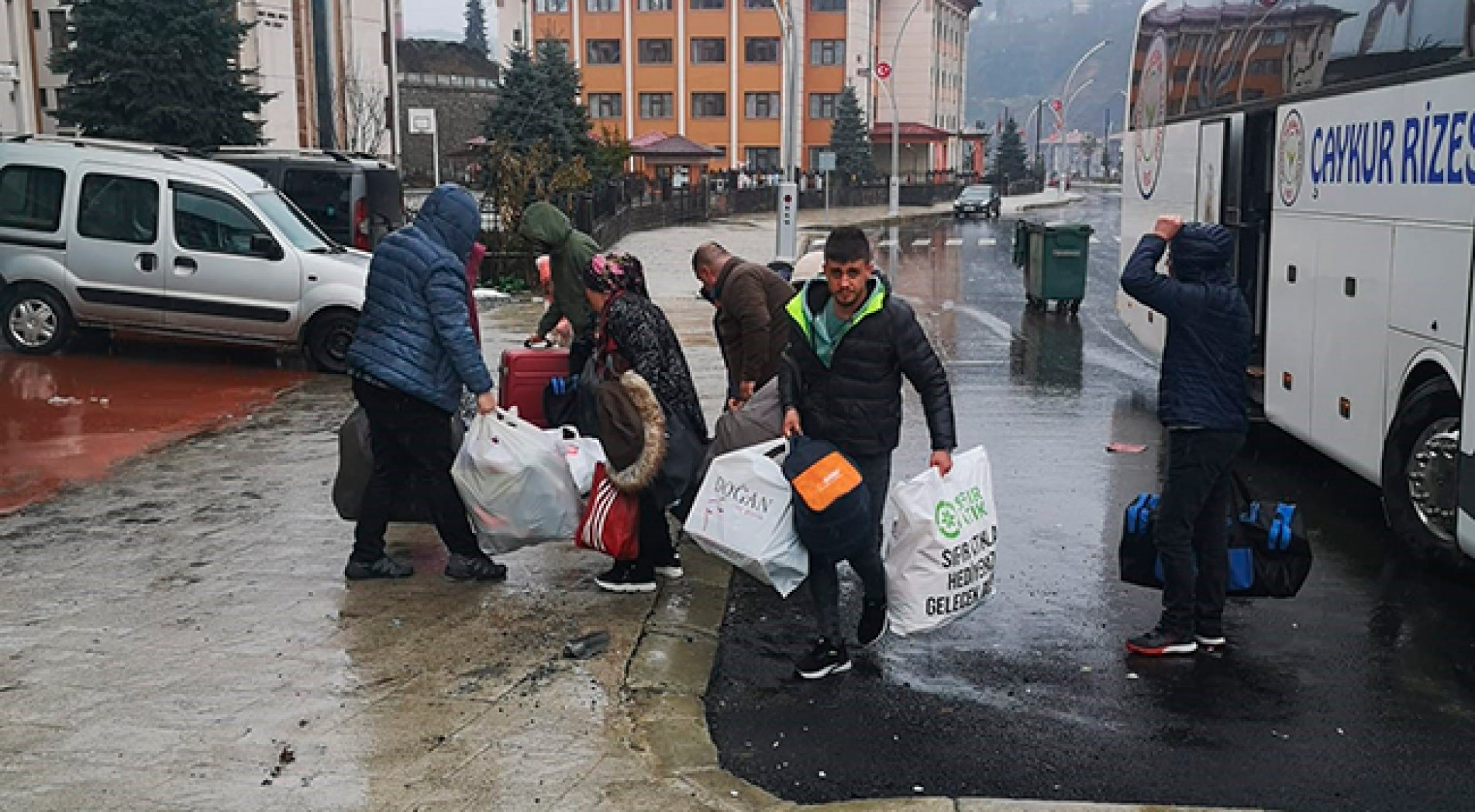 Rize'de, Depremzedeler Yurtlara Yerleştirilmeye Devam Ediliyor