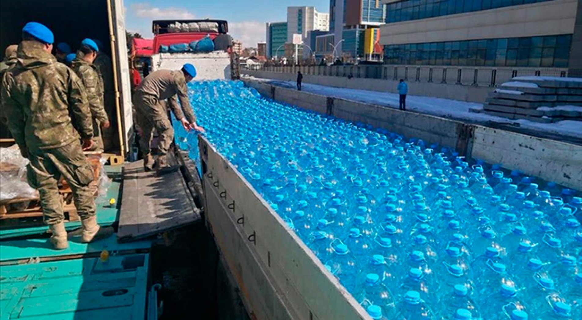 Mehmetçik deprem bölgesinde yaraları sarmaya devam ediyor