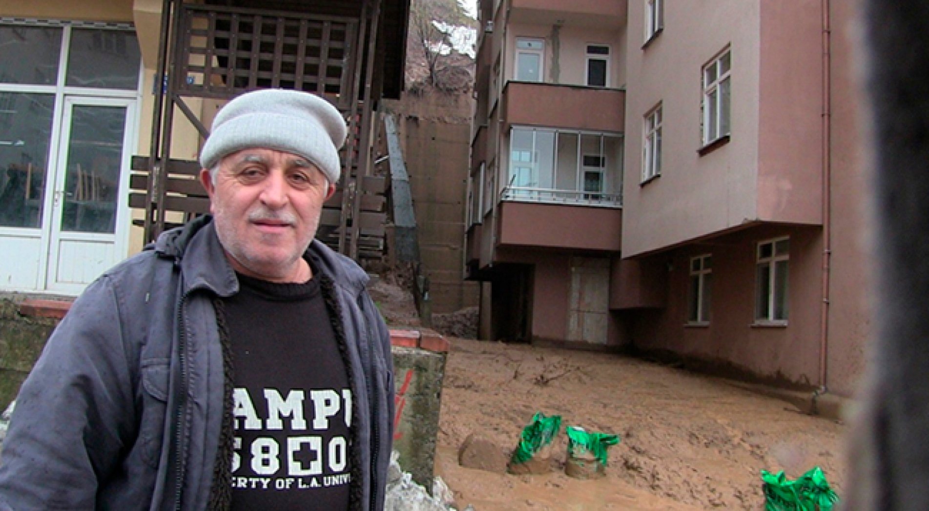 Artvin'in Borçka ilçesinde heyelan riski nedeniyle bazı evler boşaltıldı