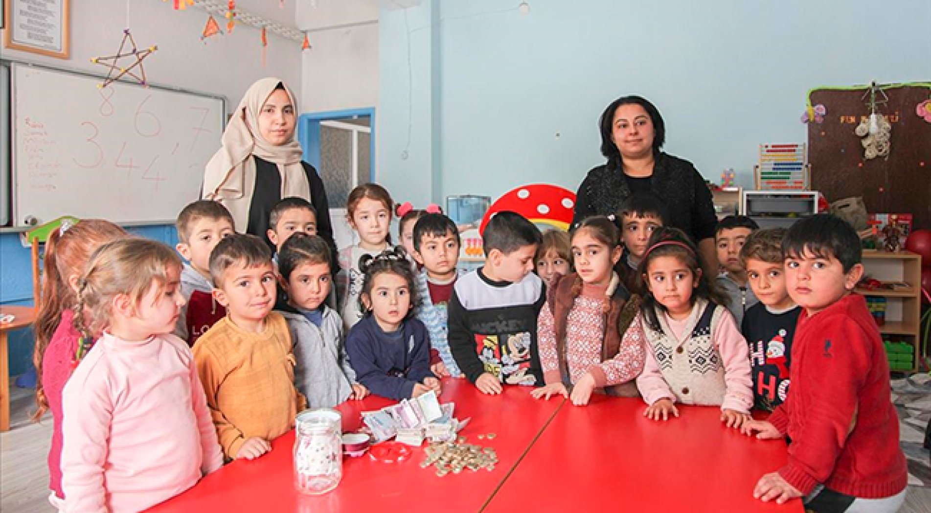 Ana sınıfı öğrencileri kumbaralarındaki parayı depremzede çocuklara bağışladı