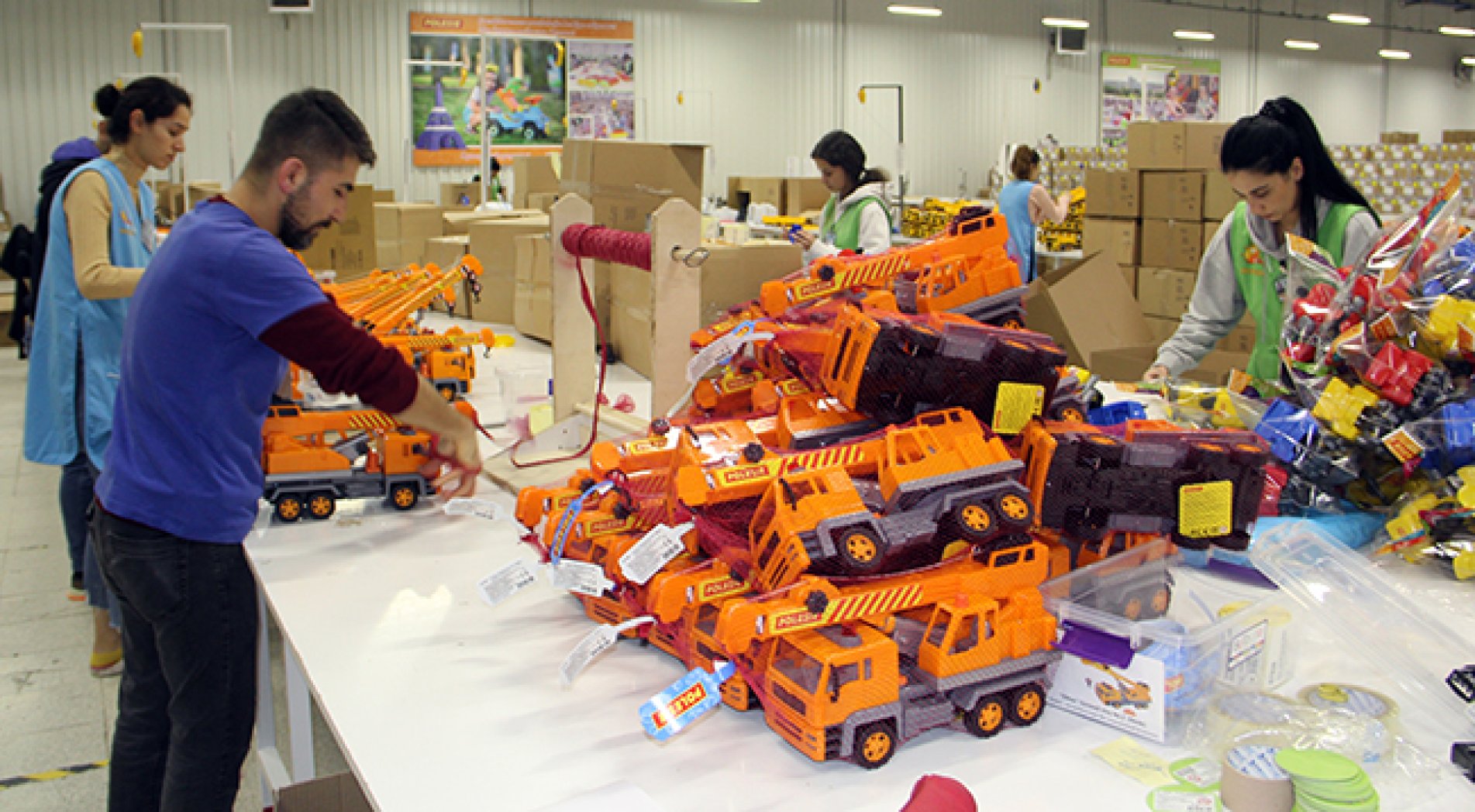 Depremzede çocuklara 100 bin oyuncak dağıttılar
