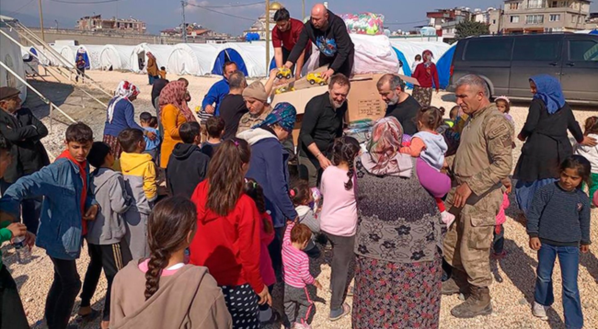 Depremzede çocuklara 15 bin oyuncak dağıtıldı