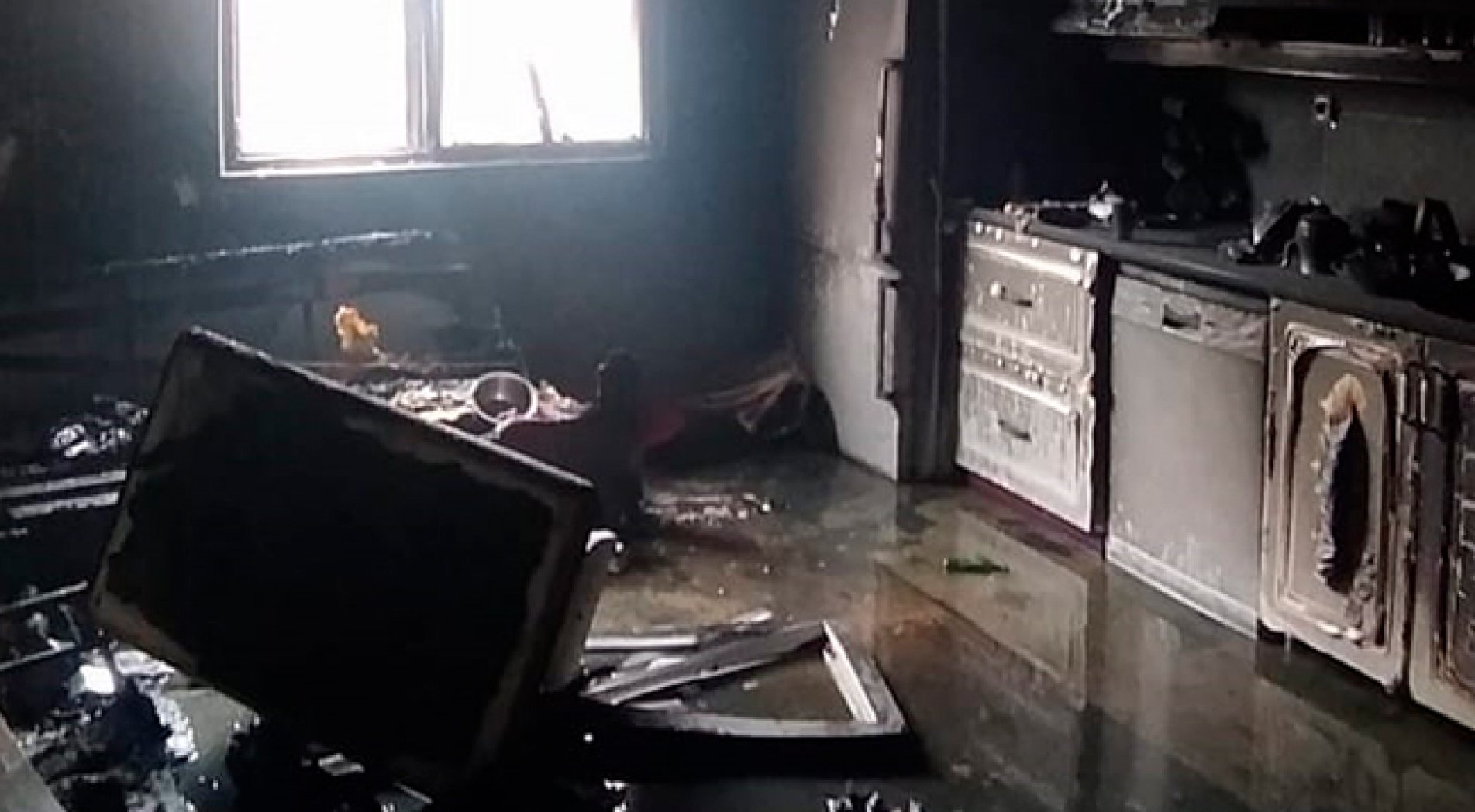 Evinde yangın çıkınca üçüncü kattan atlayan kişi hayatını kaybetti