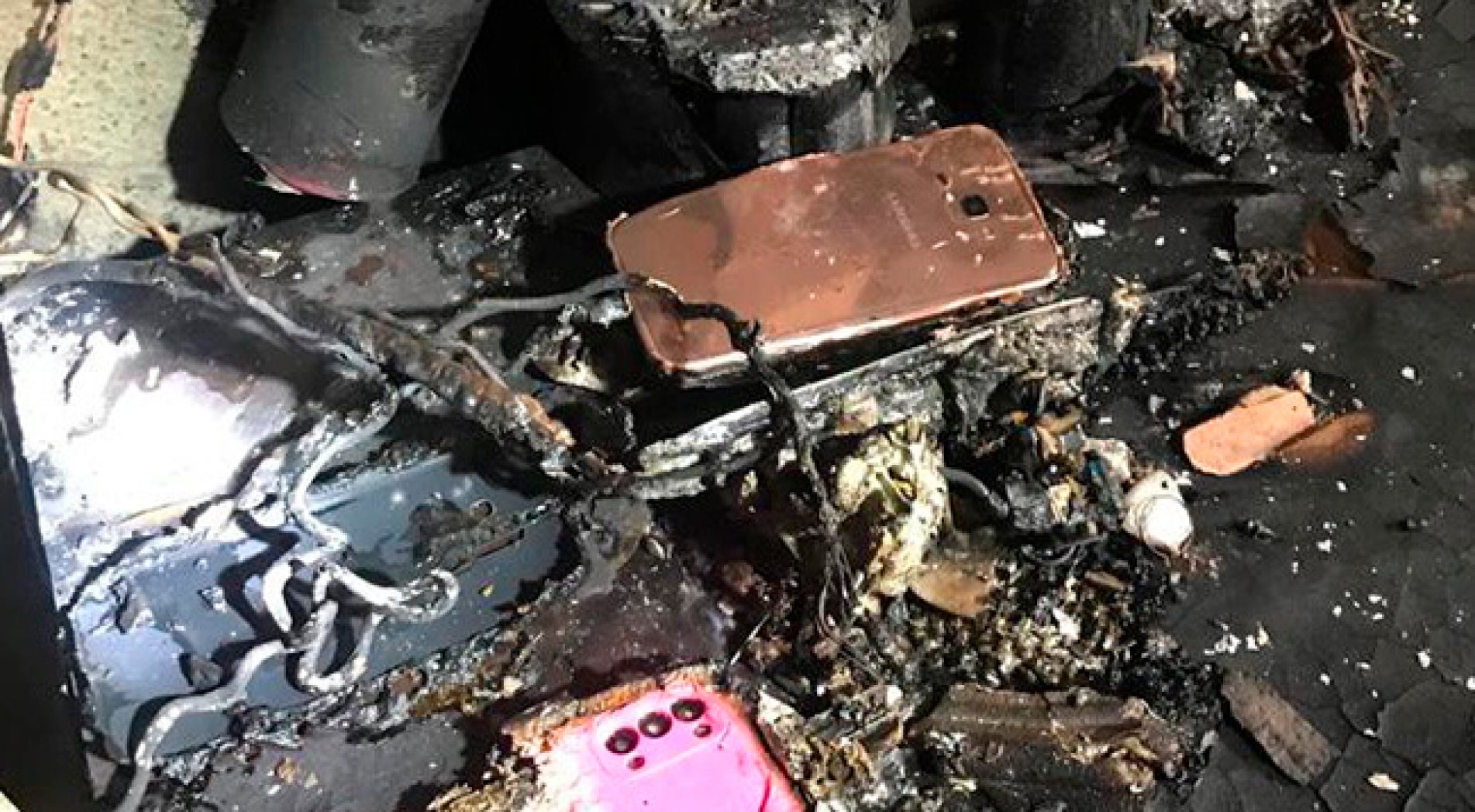 Aynı anda şarj edilen cep telefonları yangına sebep oldu