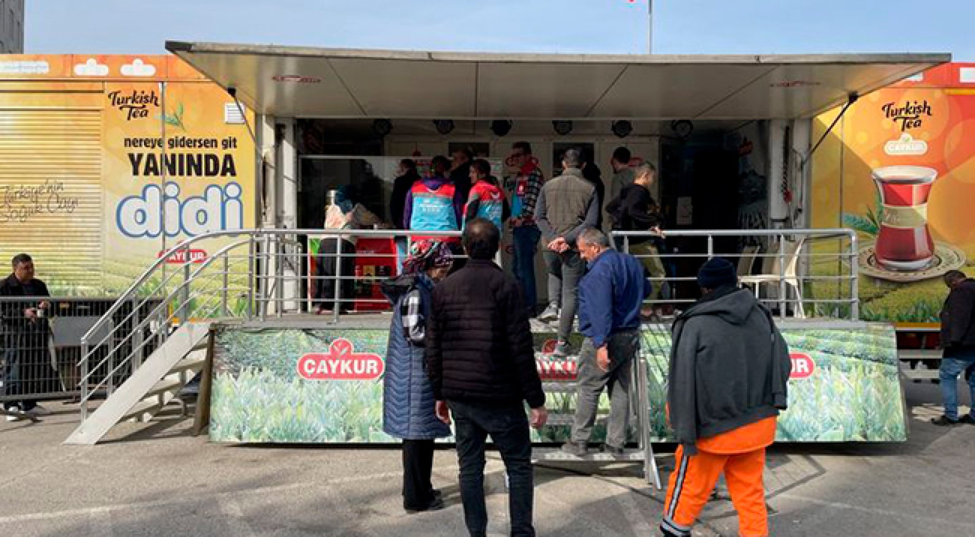 ÇAYKUR'dan Deprem Bölgesinde 80 Noktada Sıcak Çay İkramı