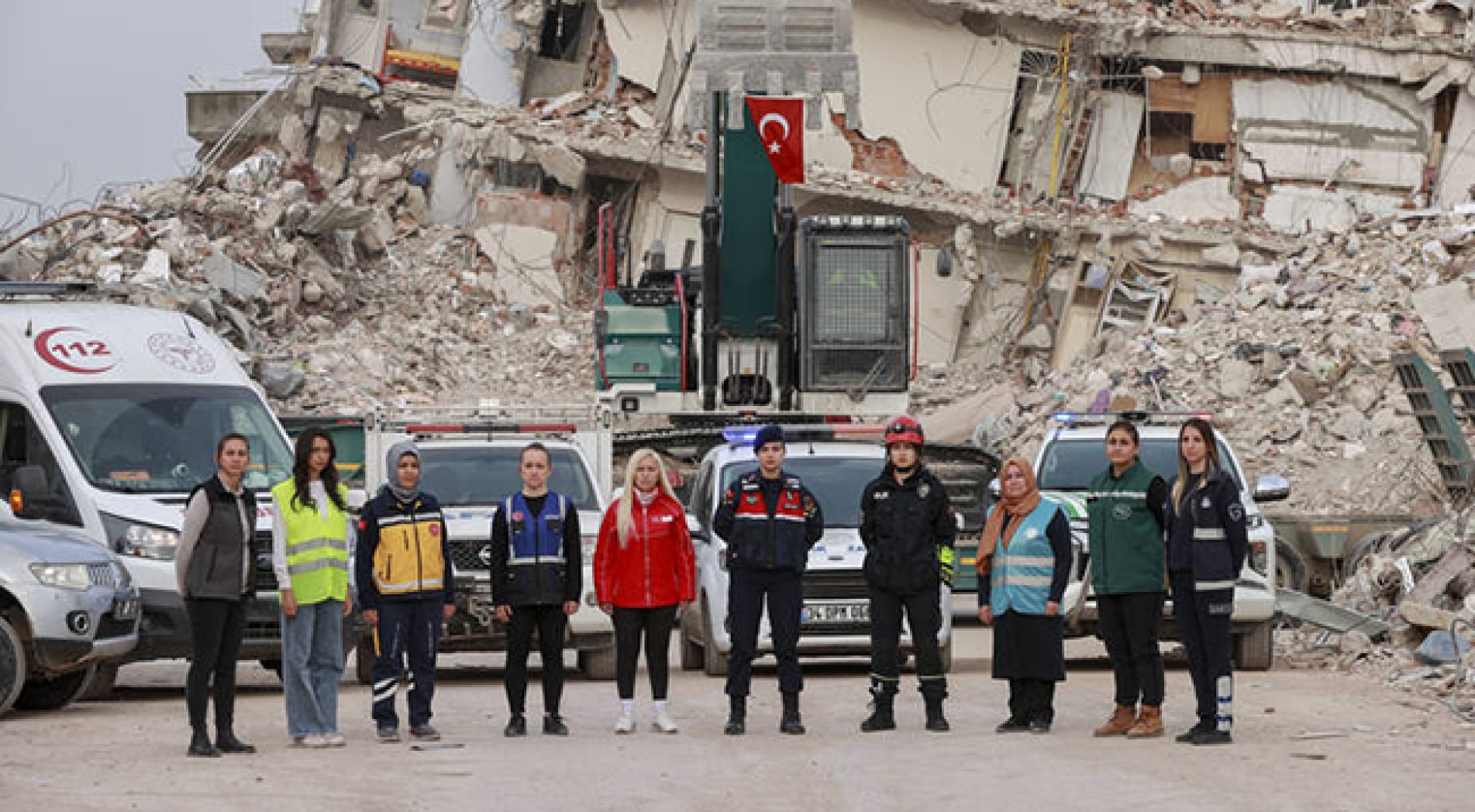 Kadınlar deprem bölgesindeki mücadelede ön safta