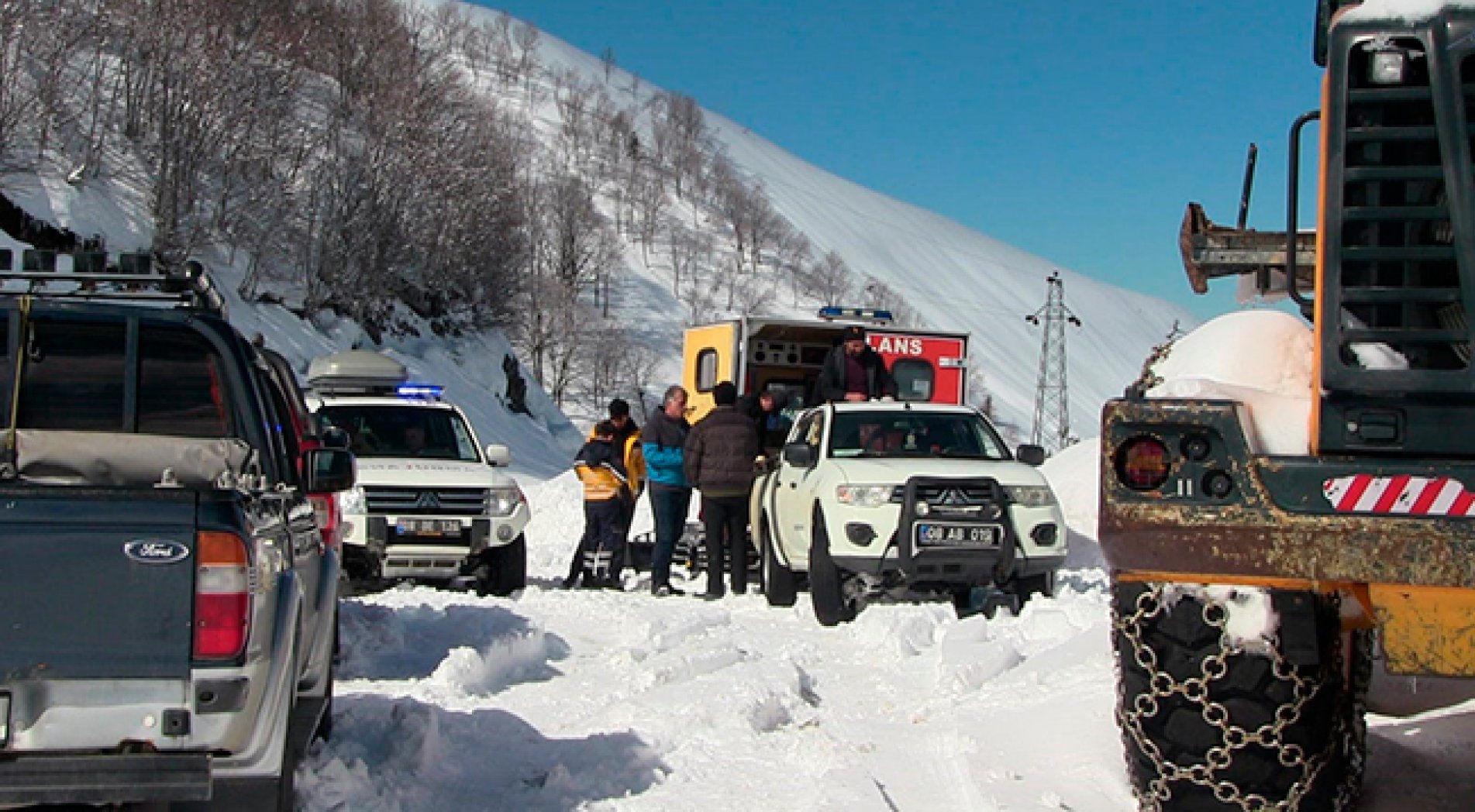 Kar nedeniyle 30 gündür yolu kapalı olan köye ulaşılarak acil hastalar hastaneye nakledildi