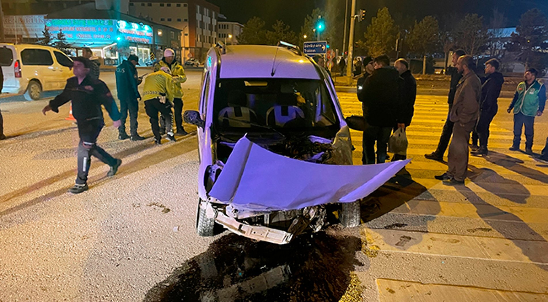 İtfaiye aracı ile hafif ticari araç çarpıştı: 2 kişi yaralandı