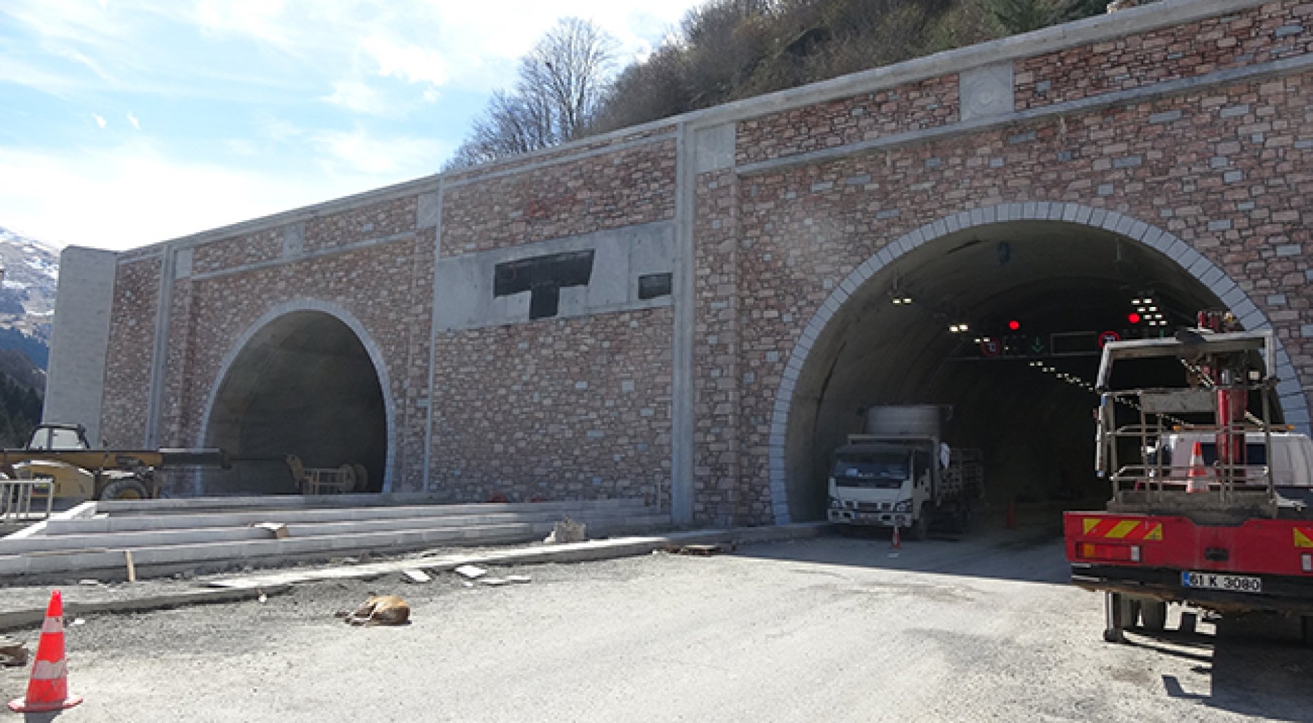 Dünyanın Üçüncü, Avrupa’nın En Uzun Çift Tüplü Karayolu Tüneli Açılış İçin Gün Sayıyor