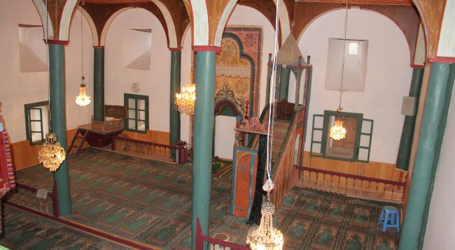 Tarihi Bektaşbey Camii ahşap sütunları ve süslemeleri ile görenleri büyülüyor