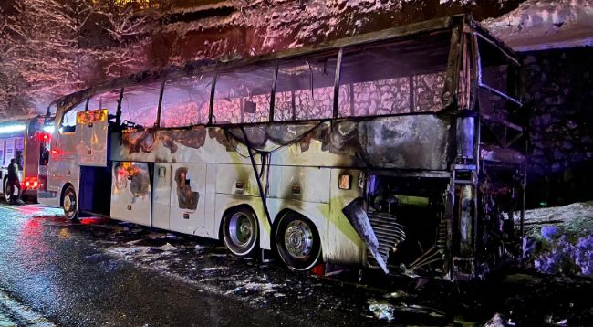 Rize'den göreve giden polisleri taşıyan otobüs alev aldı