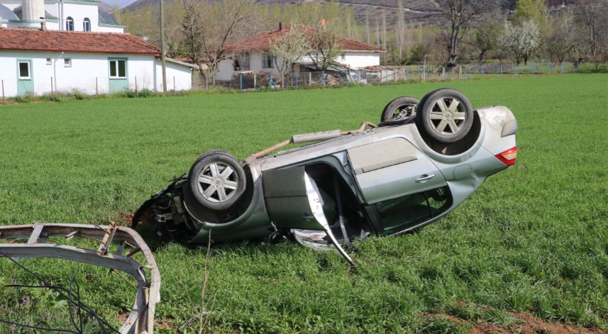 Tokat'ta otomobil tarlaya devrildi: 2 yaralı