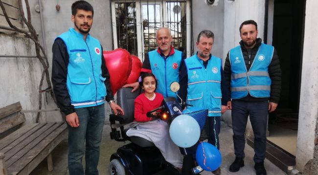 Depremzede Buğlem'e akülü sandalye hediyesi