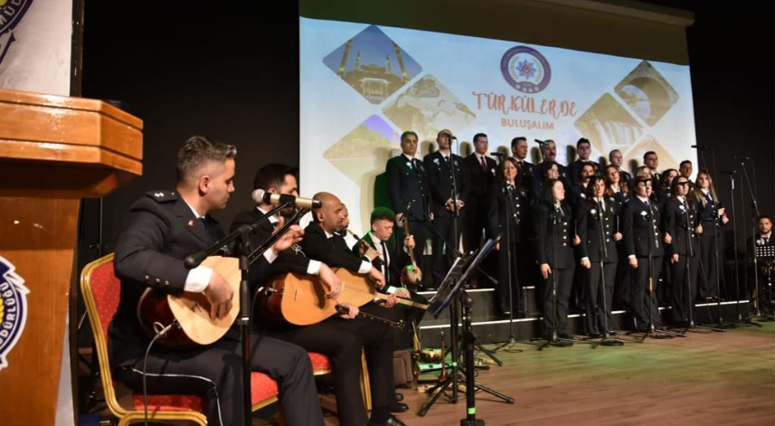 Polis Korosu Giresun'da türkü dinletisi yaptı