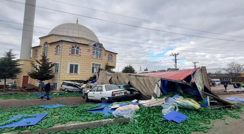 Amasya'da tır devrildi: 2 yaralı