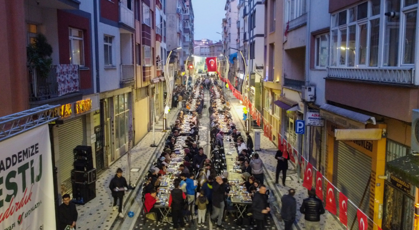 Tarihi cadde iftar yemeği ile hizmete açıldı