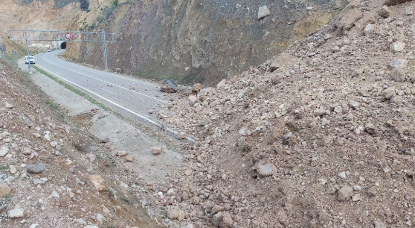 Artvin'de kapalı yol trafiğe açıldı