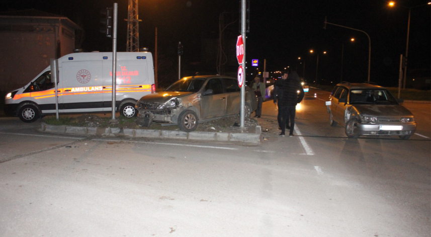 Amasya'da iki araba çarpıştı: 5 yaralı