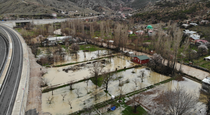 Gümüşhane'de bahçeler gölete döndü