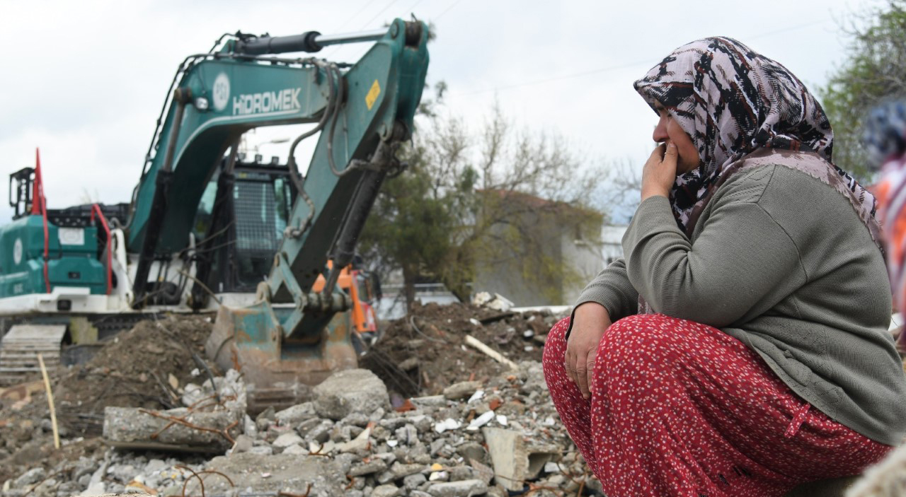 Evinin enkazının kaldırılışını duygu dolu gözlerle izledi