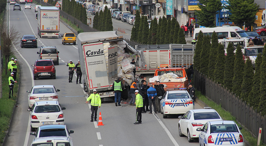 Giresun'da devrilen kamyon zincirleme kazaya neden oldu