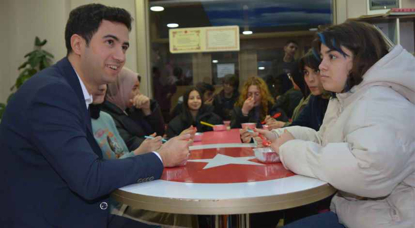 Kaymakam Güzel'den depremzede öğrencilere Haytalı dondurma ikramı