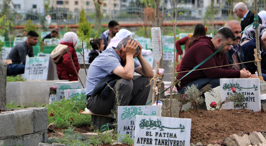 Enkaz altında kalarak hayatını kaybeden vatandaşlar gözyaşlarıyla anıldı