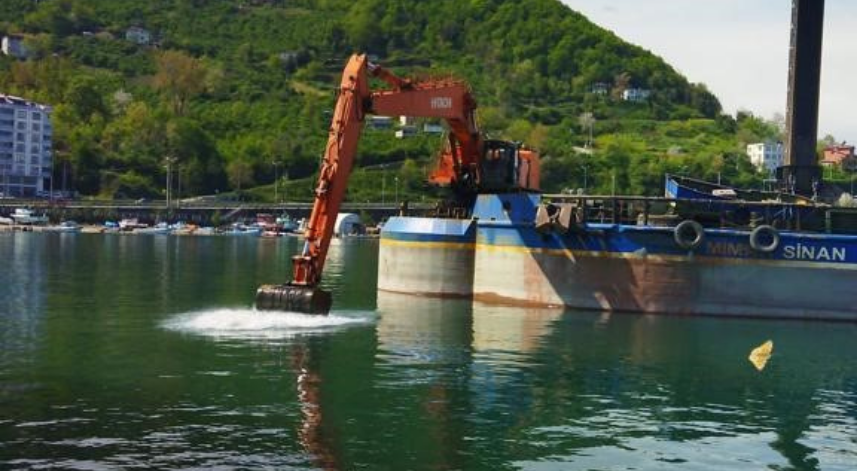 Trabzon'un liman içlerinde dip temizliği başlatıldı